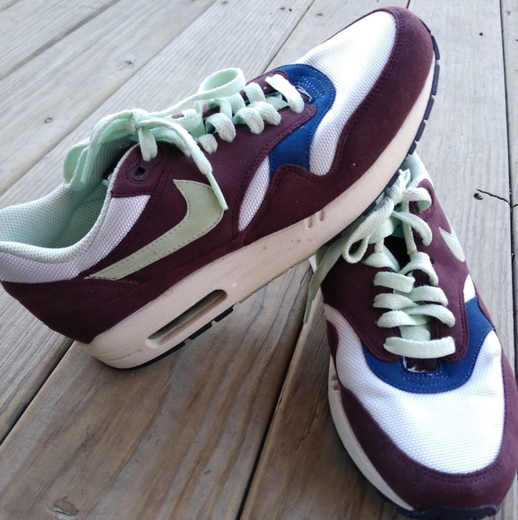 Nike Shoes - Women's Nike Air Max